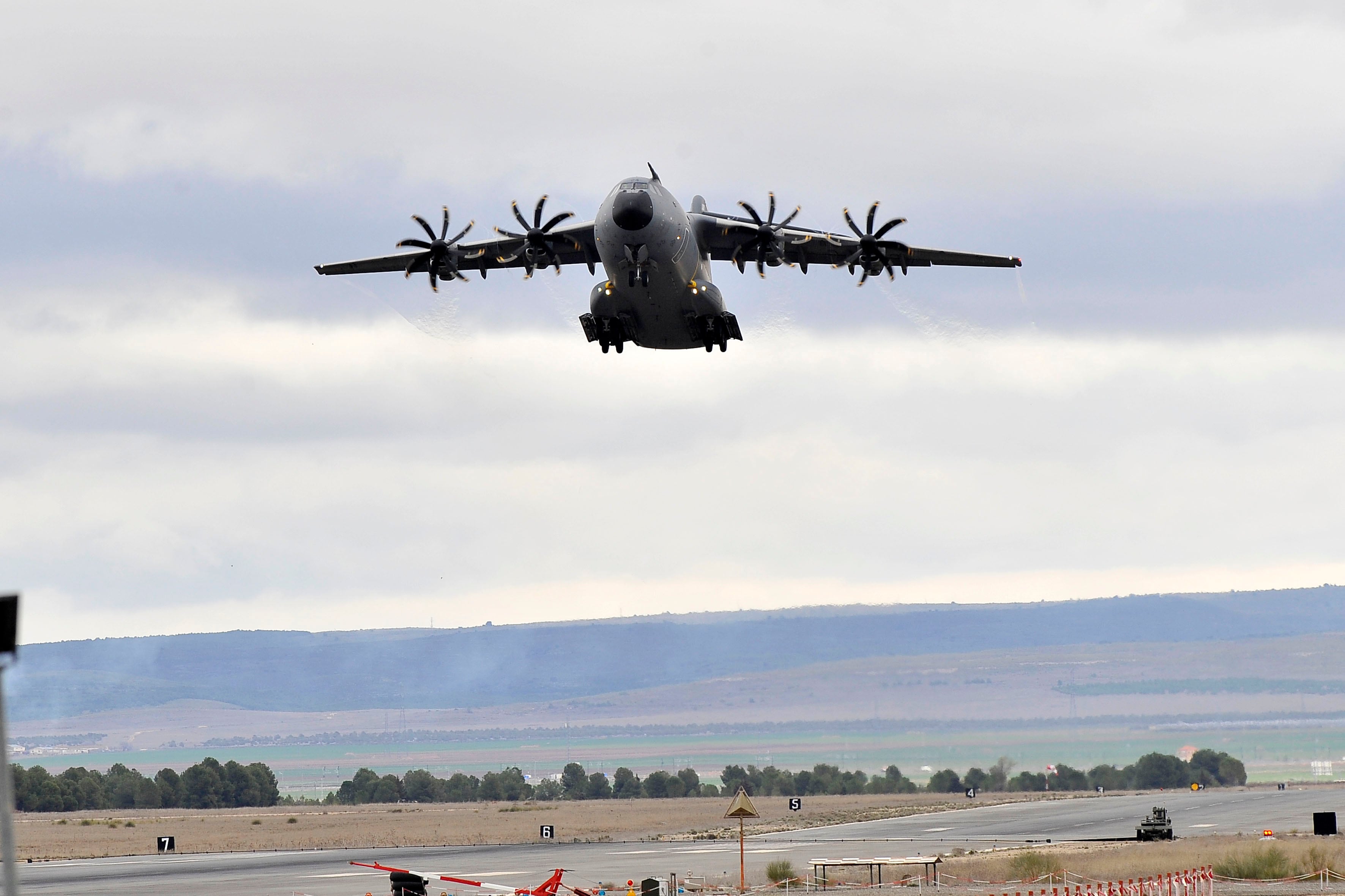 GRAF420. LOS LLANOS (ALBACETE), 04/03/2022.- Uno de los dos aviones del Ejército del Aire con el primer envío directo de material ofensivo por parte de España a Ucrania despega este viernes de la base aérea de Los Llanos, en Albacete. La entrega de armas a Ucrania fue anunciada el pasado miércoles ante el Congreso de los Diputados por el presidente del Gobierno, el socialista Pedro Sánchez, después de que en principio sólo estuviese prevista la contribución española de armamento a través del fondo europeo destinado a ello. Otras dos aeronaves partirán el sábado hacia Polonia, a un punto muy cercano a la frontera de Ucrania, con el resto de la carga. EFE/ Manu
