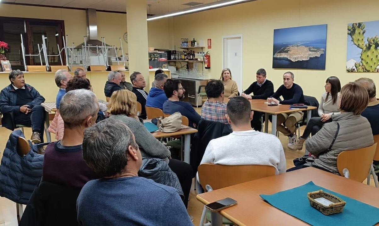 Un momento durante la reunión con los vecinos