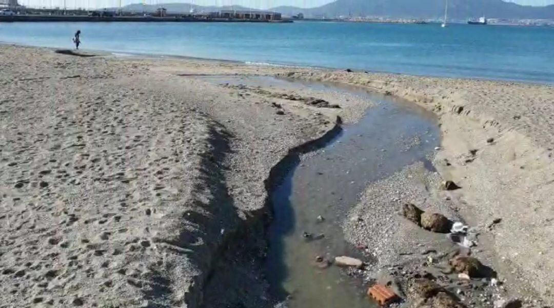 Vertido de aguas residuales en playa de Poniente en La Línea.