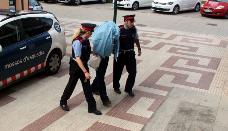 El detingut entrant al jutjat de Santa Coloma de Farners per declarar