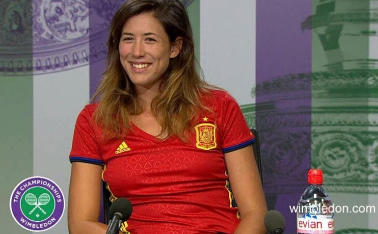 Mugugurza sonriente en Wimbledon con la camiseta de España