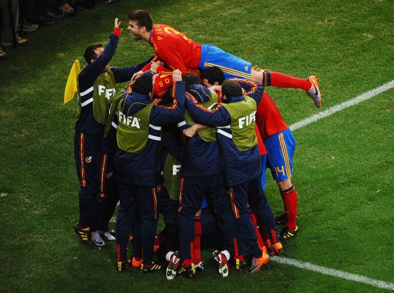 Piqué celebra con sus compañeros un gol de España en el Mundial de Sudáfrica