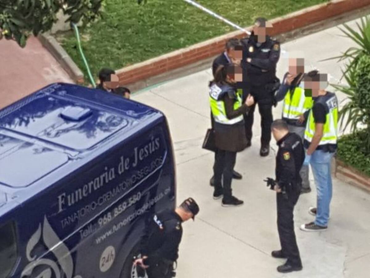 Un minuto de silencio para condenar el asesinato de la mujer en Murcia