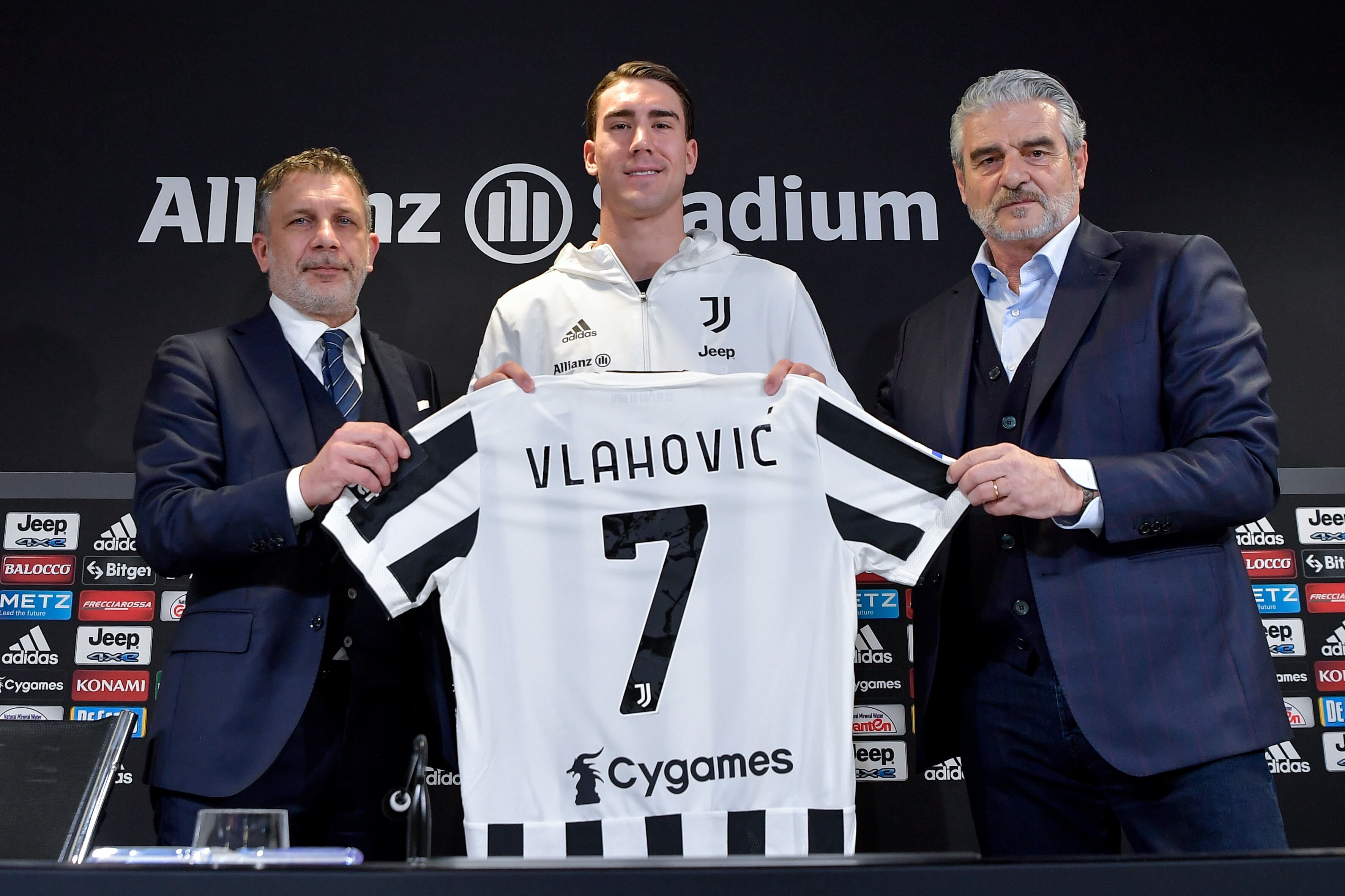 Vlahovic posa con la camiseta de la Juventus