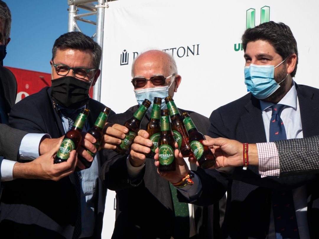 Brindis de las autoridades tras la colocación de la primera piedra del nuevo centro logístico de Estrella de Levante en Alcantarilla