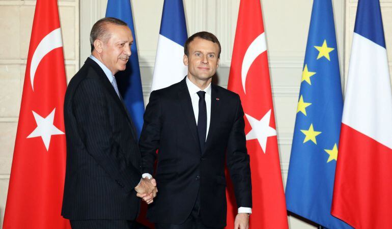 El presidente galo, Emmanuel Macron (d), y su homólogo turco, Recep Tayyip Erdogan (i).