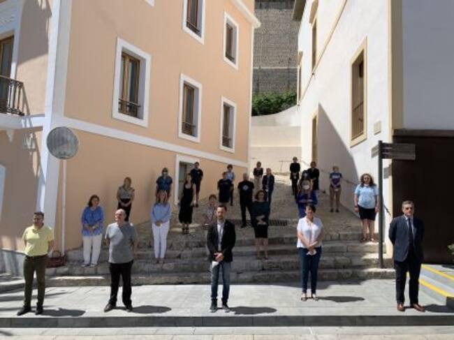 Minuto de silencio en el Ayuntamiento de Ibiza