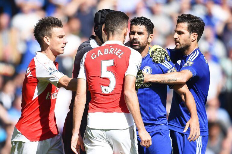 Diego Costa forcejea con Gabriel