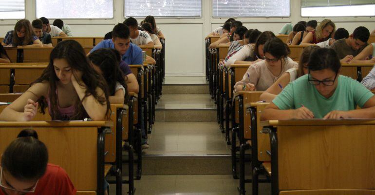 Estudiantes realizan las pruebas de Selectividad en la Universidad de Jaén.