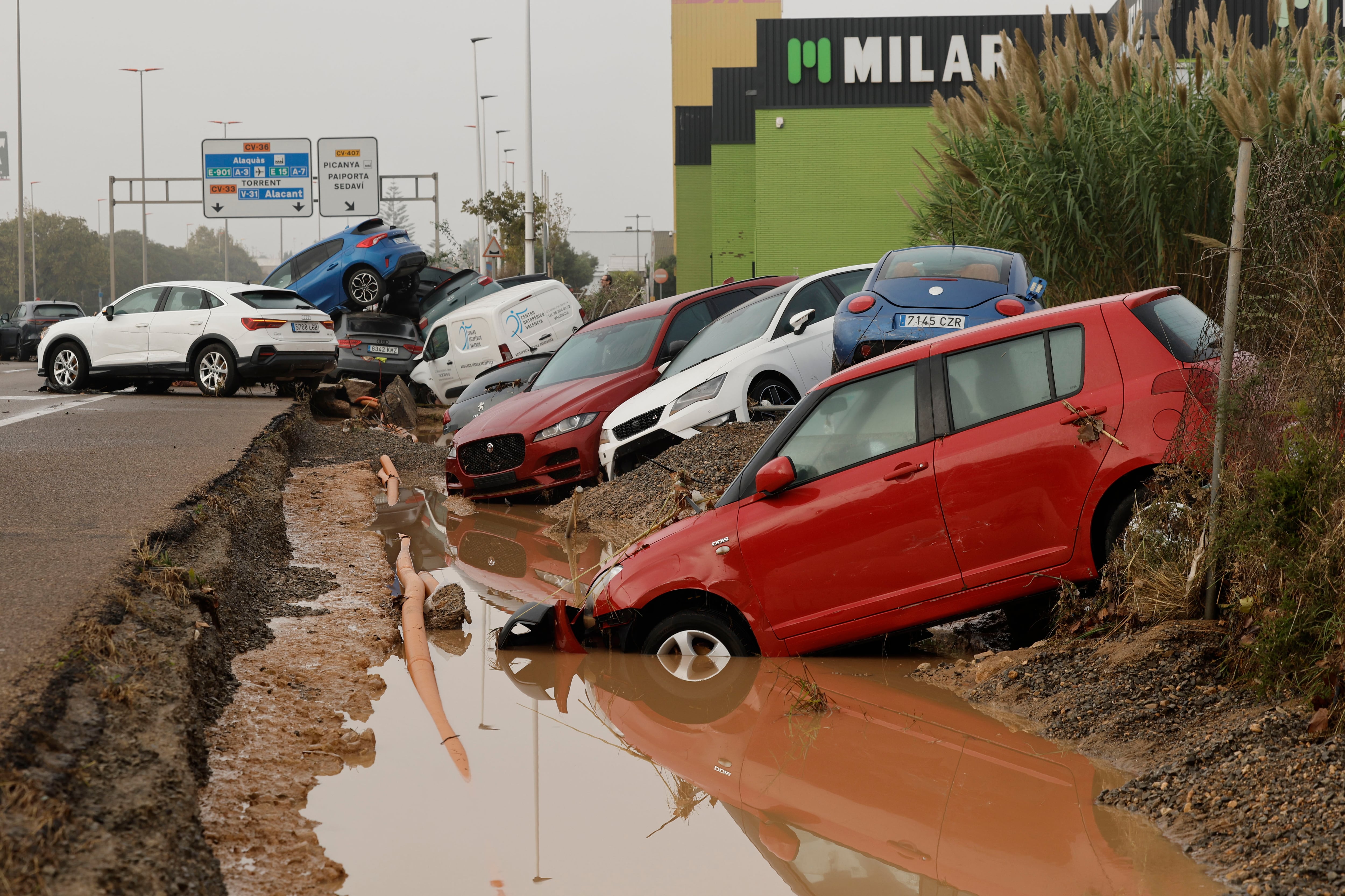 PICAÑA (VALENCIA), 30/10/2024.- Estado en el que se encuentran varios vehículos por las intensas lluvias de la fuerte dana que afecta especialmente el sur y el este de la península ibérica, este miércoles en Picaña (Valencia). EFE/Biel Aliño
