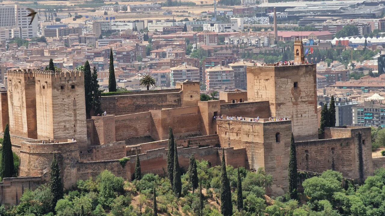 Las torres de la Alcazaba en la Alhambra de Granada