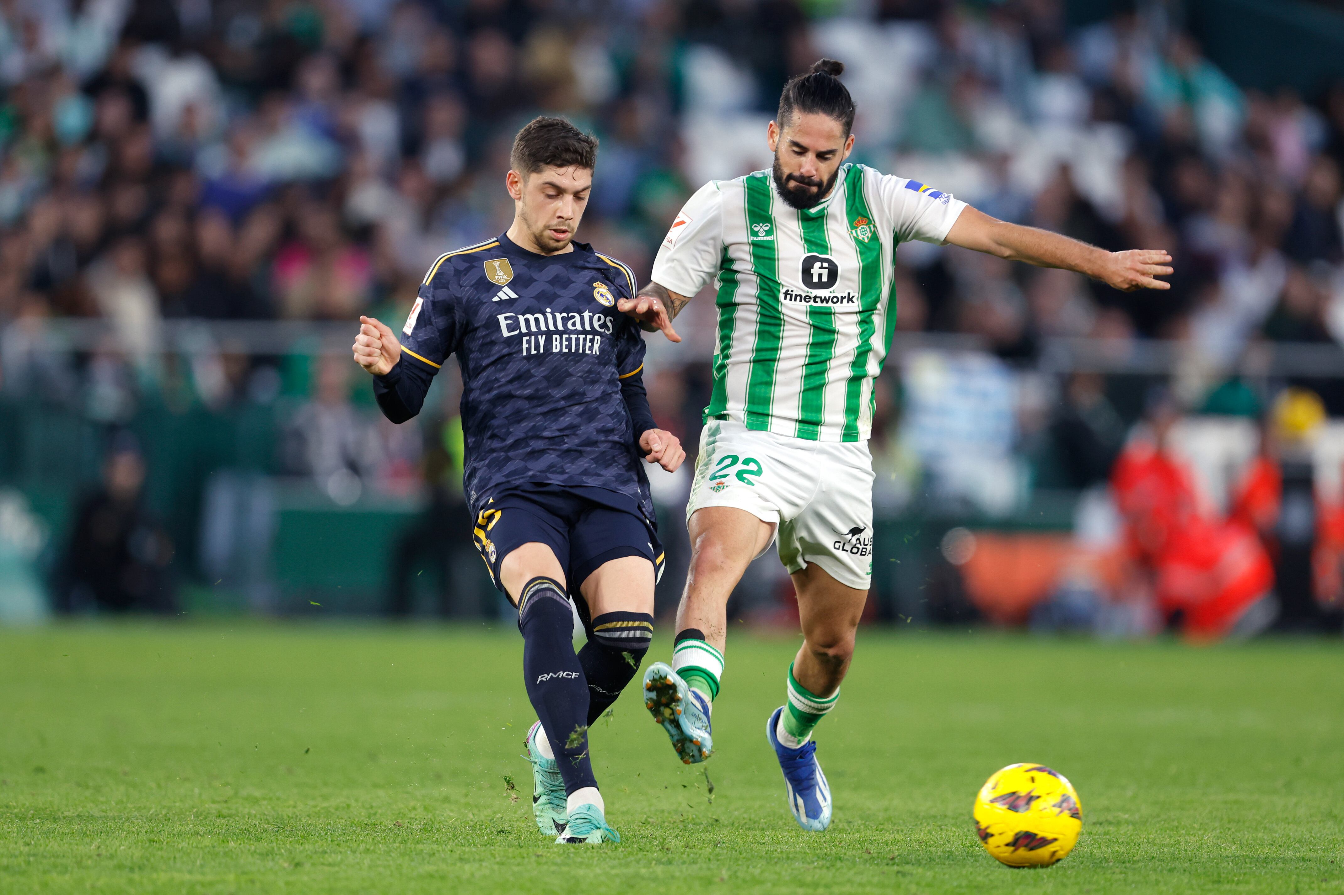 Fede Valverde e Isco Alarcón disputan el esférico en el encuentro en el Benito Villamarín de LaLiga entre el Real Betis y el Real Madrid. (Photo by Eric Verhoeven/Soccrates/Getty Images)