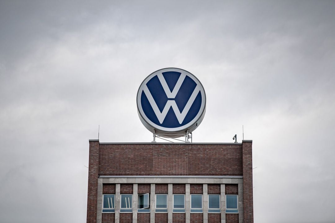 El logo de Volkswagen en la fachada de la fábrica de Wolfsburg