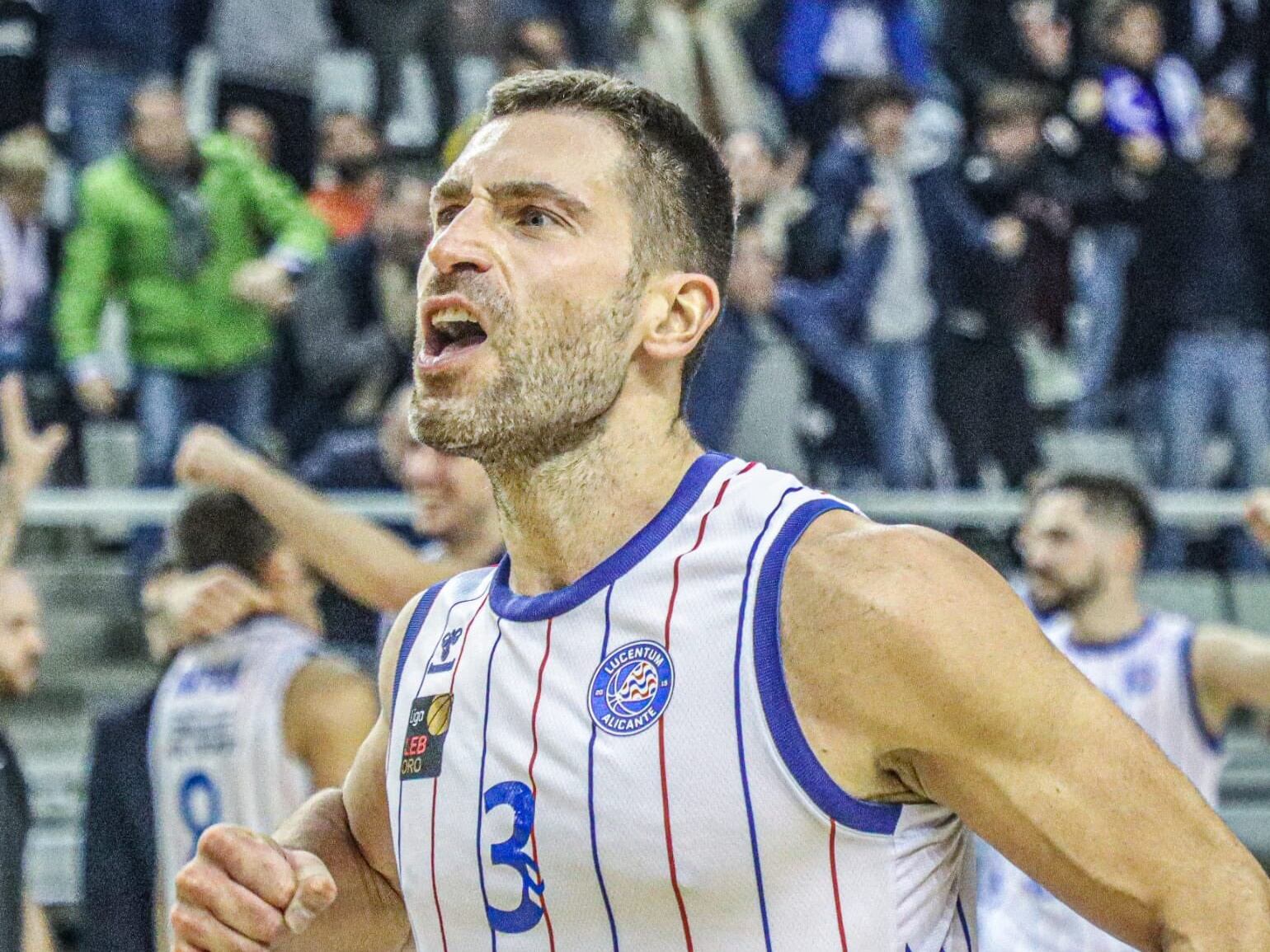 Osvaldas Matulionis celebra la victoria del HLA Alicante ante Ourense