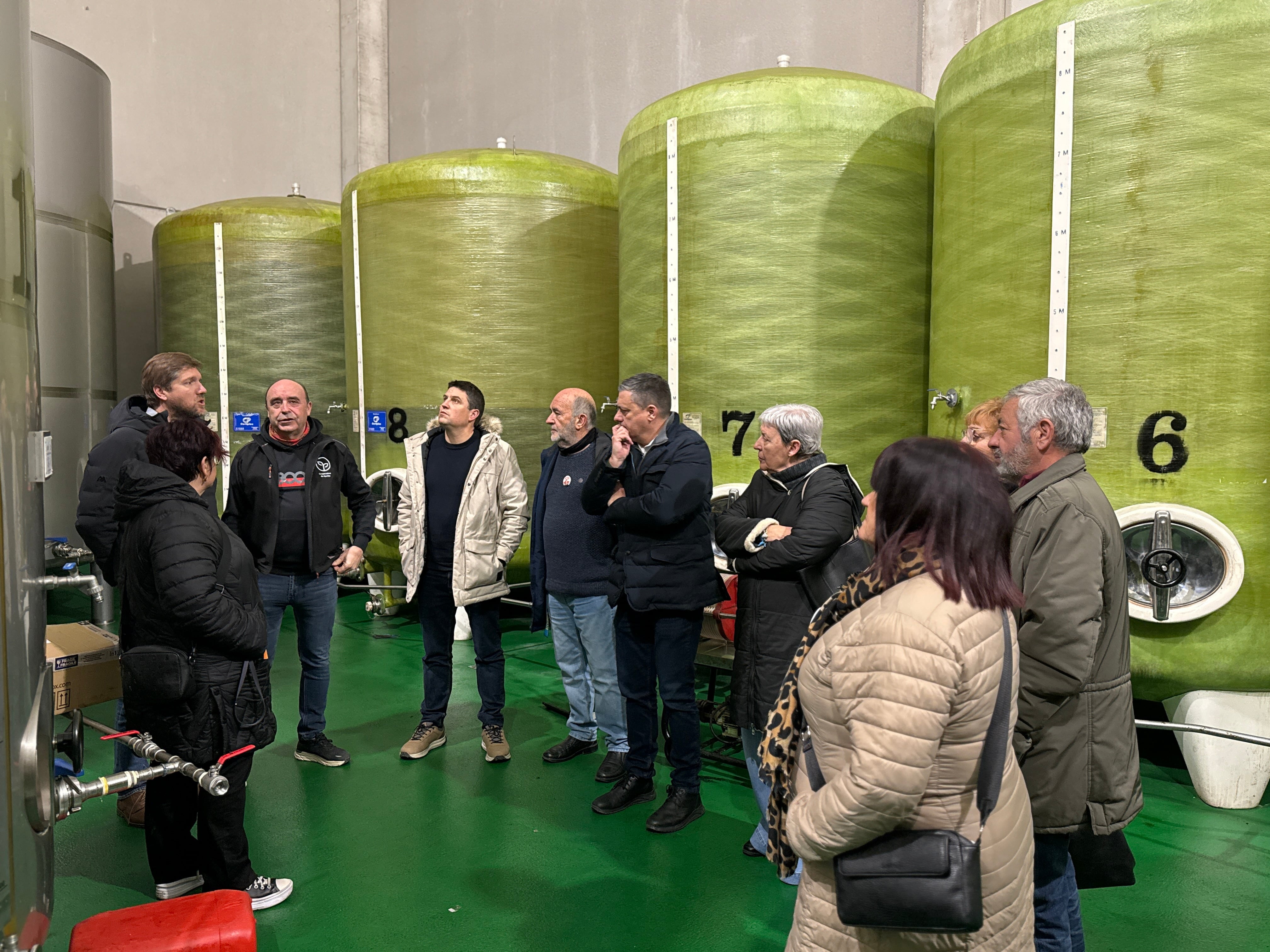 Visita de representantes socialistas a la cooperativa de Ayerbe