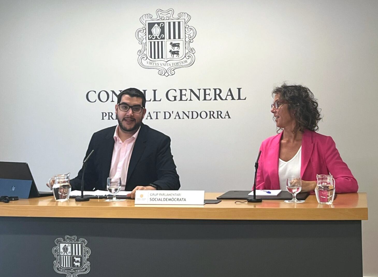 Els consellers generals socialdemòcrates Judit Casal i Pere Baró durant la presentació de la proposició de llei qualificada de funcionament dels comuns
