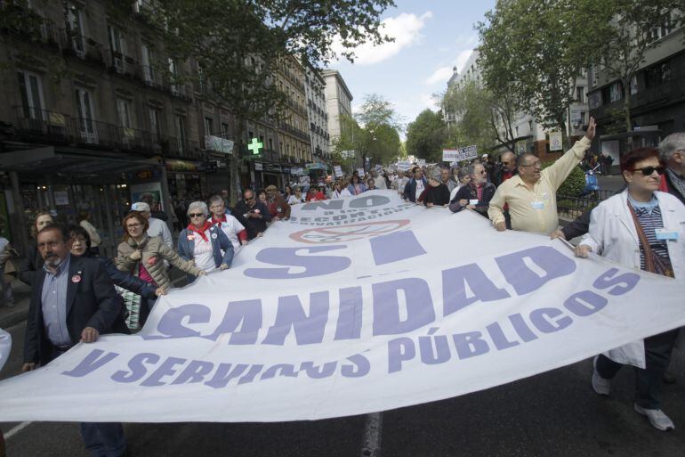 GRA171. MADRID, 19/04/2015.- La &#039;marea blanca&#039; que ha salido a la calle un domingo más para defender un sistema sanitario &quot;público, de calidad y universal&quot; y denunciar los casos de corrupción que están &quot;robando&quot; el dinero de la Sanidad. Bajo el lema &quot;Basta ya de corrupción en la sanidad&quot;, varios cientos de personas se han unido a esta 31 &#039;marea blanca&#039; que ha partido de la madrileña calle de Santa Isabel hasta el Ministerio de Sanidad, Servicios Sociales e Igualdad entre eslóganes como &quot;Sí a la Sanidad y Servicios Públicos&quot; o &quot;Que la salud sea un hecho, que vivir es un derecho&quot;. EFE/Víctor Lerena