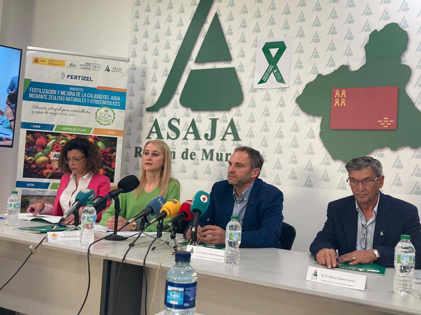 En el centro de la imagen la delegada del Gobierno, Mariola Guevara, y el secretario general de ASAJA, Alfonso Gálvez, durante la presentación del proyecto Fertizel