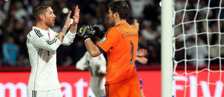 Sergio Ramos e Iker Casillas del Real Madrid celebran la victoria ante el Cruz Azul en la semifinal del Mundial de Clubes.