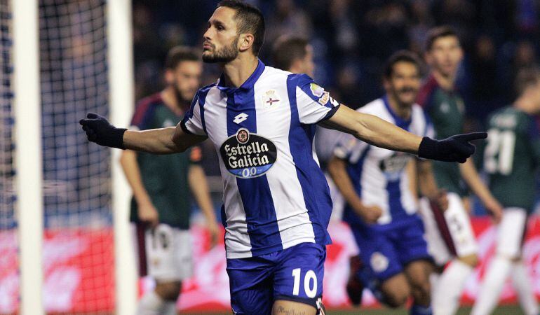 El delantero rumano del Deportivo Florin Andone celebra el primer gol que ha marcado frente al Osasuna.