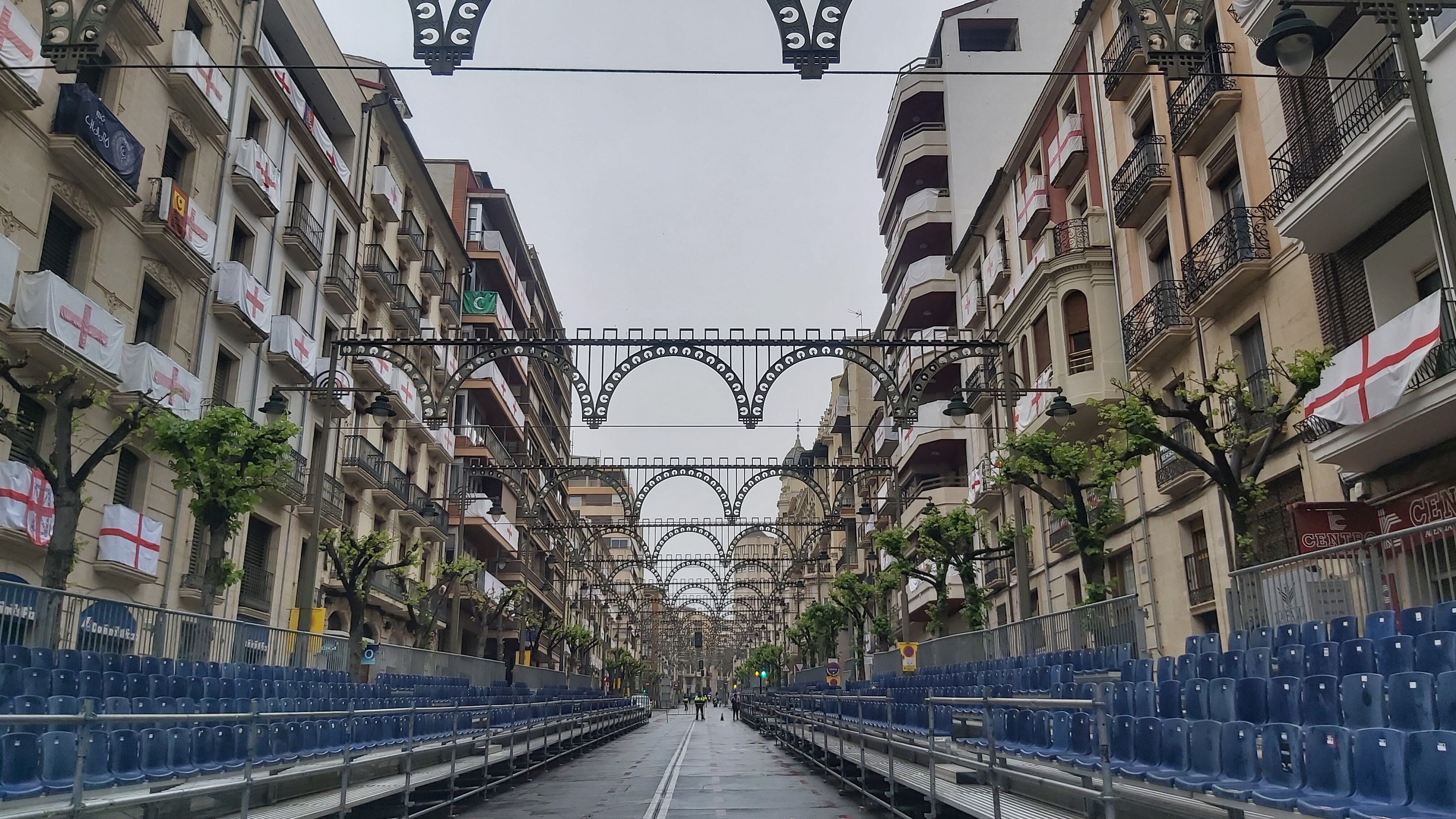 Avinguda País Valencià de Alcoy preparada para las fiestas