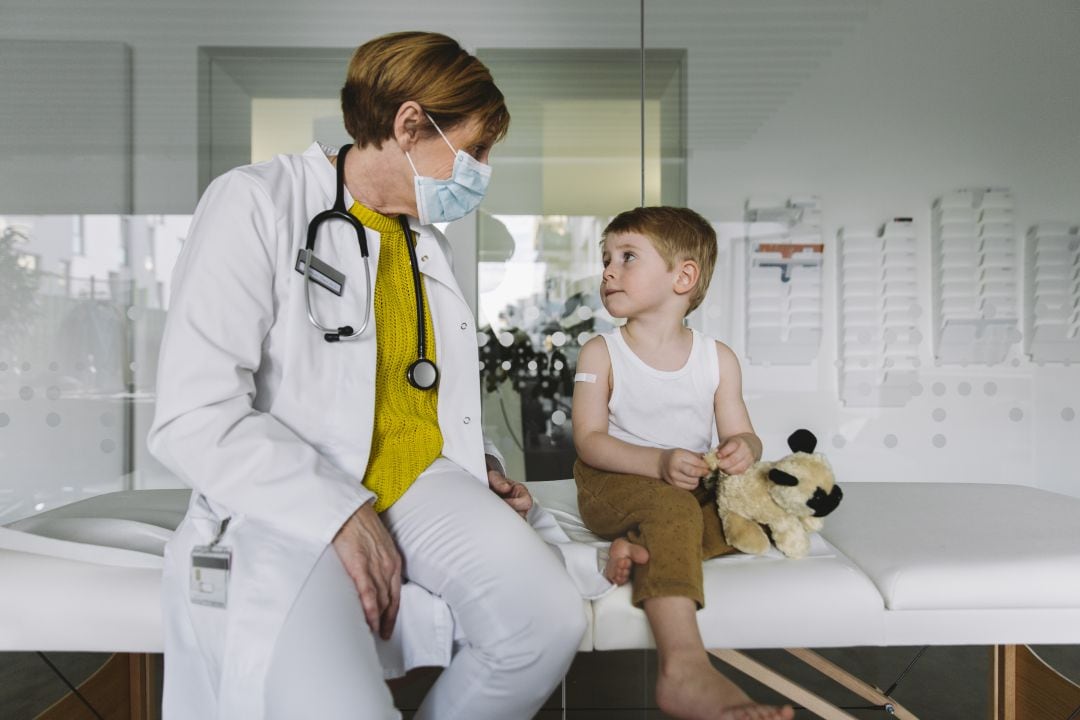 Pediatra atendiendo a un niño