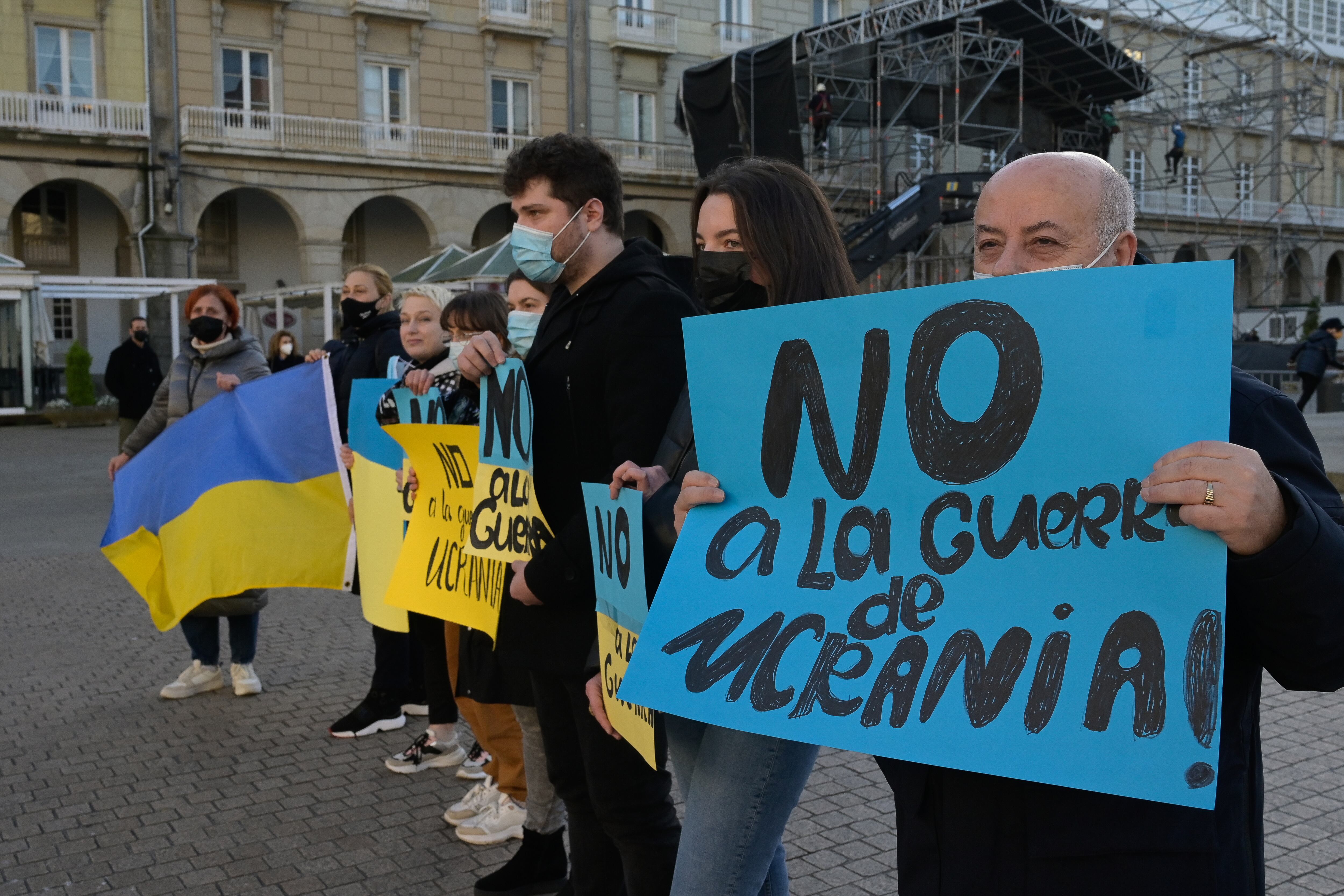 A CORUÑA, 25/02/2022.- Varias personas participan en una concentración en la Plaza de María Pita de residentes ucranianos en A Coruña, este viernes. EFE/Moncho Fuentes
