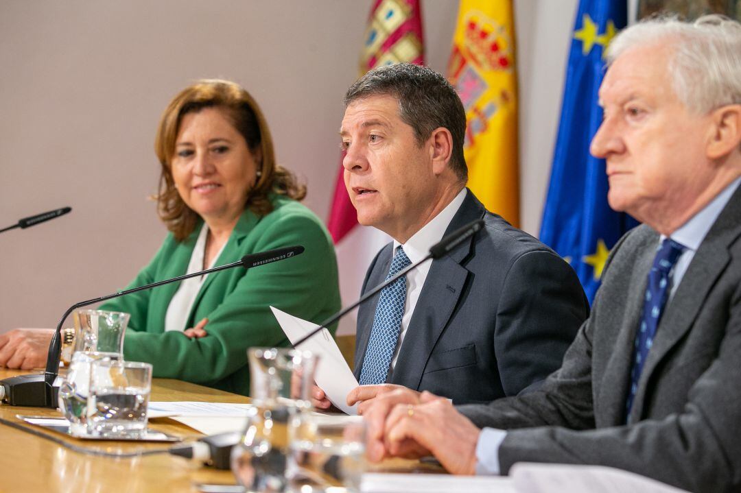 El presidente regional, Emiliano García-Page, informa, en el Palacio de Fuensalida, en Toledo, sobre el convenio para la celebración de la exposición ‘Burgos-Toledo. Orígenes de España’