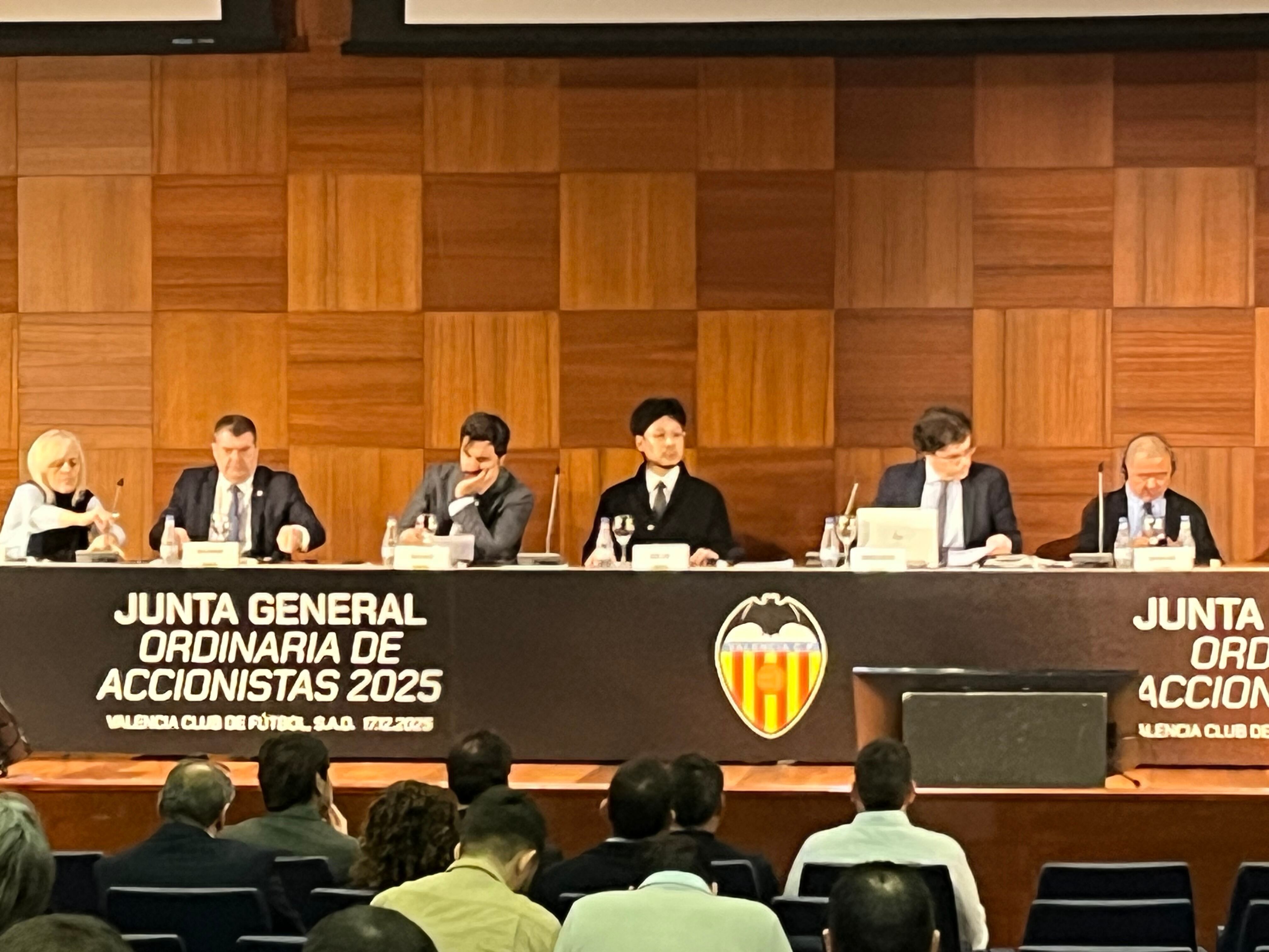 Kiat Lim preside la Junta de accionistas en compañía de Ron Gourlay, Javier Solís, Germán Cabrera y Kim Koh.