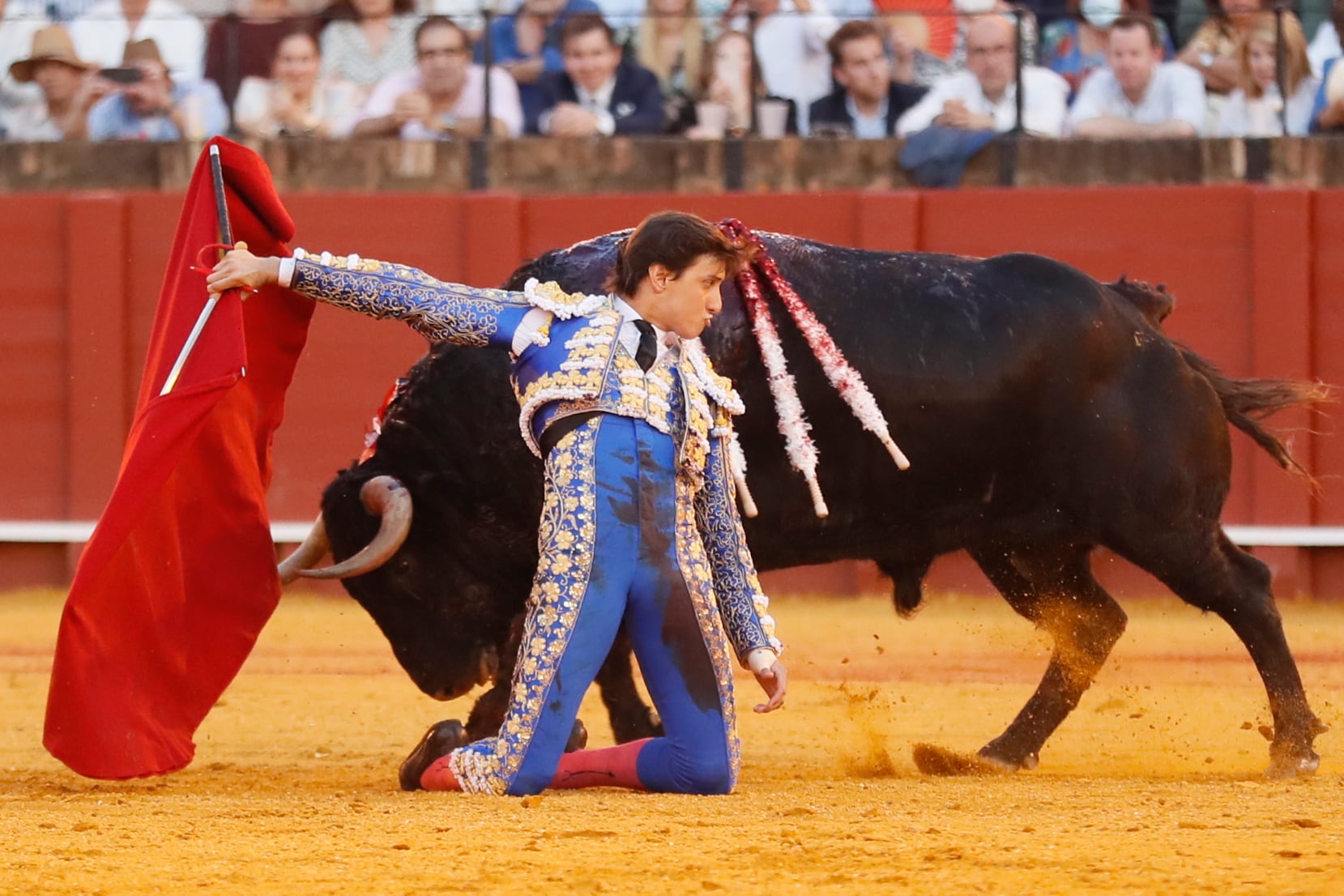 SEVILLA, 06/05/2022.- El diestro peruano Roca Rey con su segundo durante el duodécimo festejo de abono de la Feria de Abril celebrado hoy viernes en la Real Maestranza de Sevilla. EFE/José Manuel Vidal.
