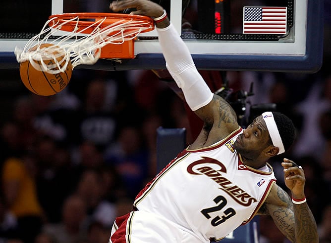 Lebron James convierte una canasta