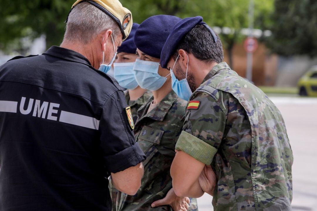 Tres rastreadores del Ejército de Tierra y uno de la Unidad Militar de Emergencias (UME), momentos antes de iniciar labores de rastreo de contactos estrechos de Covid-19 desde el Cuartel General de la Unidad Militar de Emergencias.