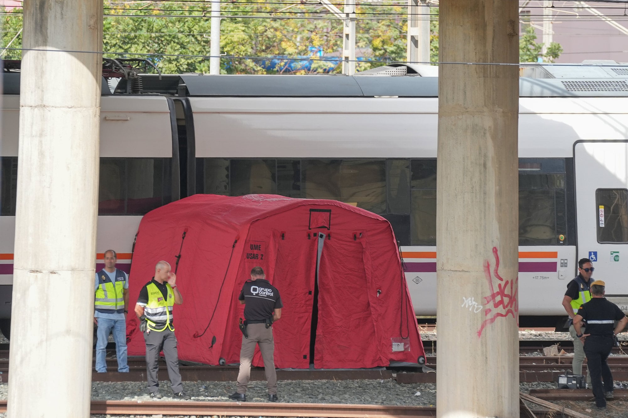 La Policía y la UME, junto a los dos trenes donde se ha localizado el cadáver de Álvaro Prieto.