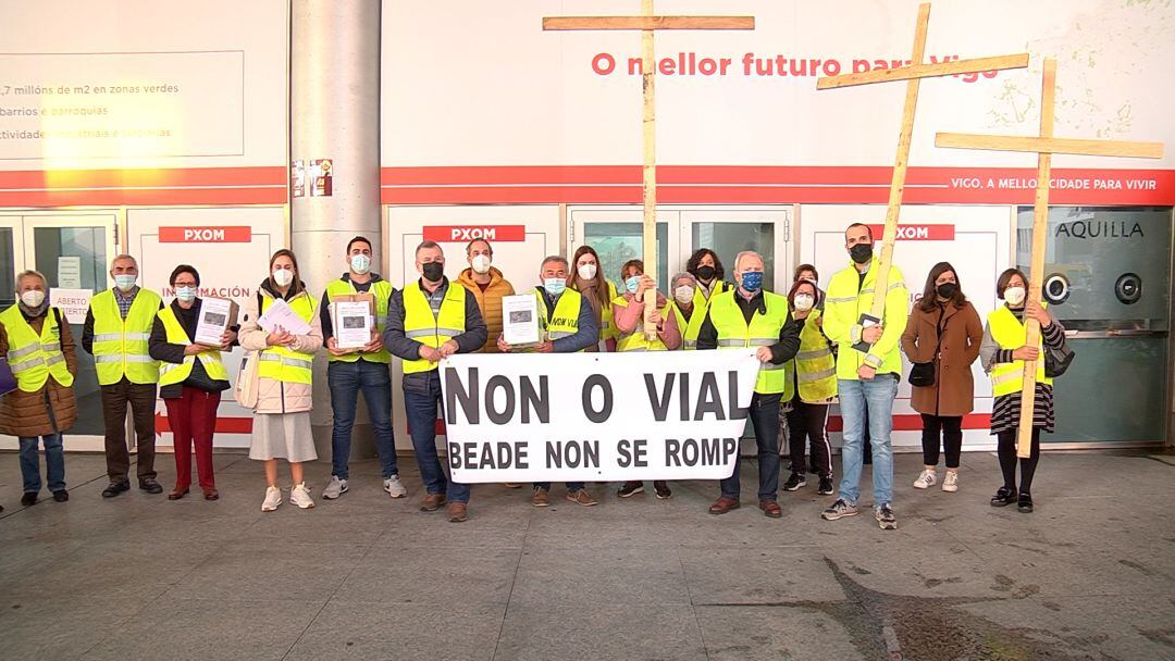 Los afectados por el vial a las puertas del Mar de Vigo donde se expone el PGOM 