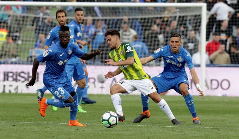 El delantero senegalés del Getafe, Amath Ndiaye (d), y el centrocampista del Espanyol, Óscar Melendo, disputan un balón durante el partido correspondiente a la jornada 32 de LaLiga.