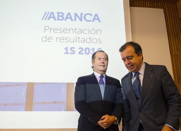 El vicepresidente de Abanca, Juan Carlos Escotet, acompañado del consejero delegado, Francisco Botas, durante la presentación de los resultados del primer semestre.