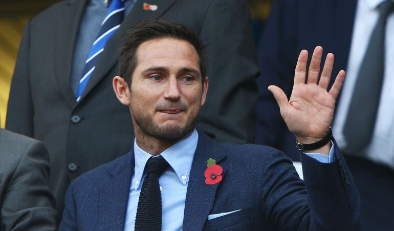 Frank Lampard saluda a los aficionados desde su asiento en la grada.