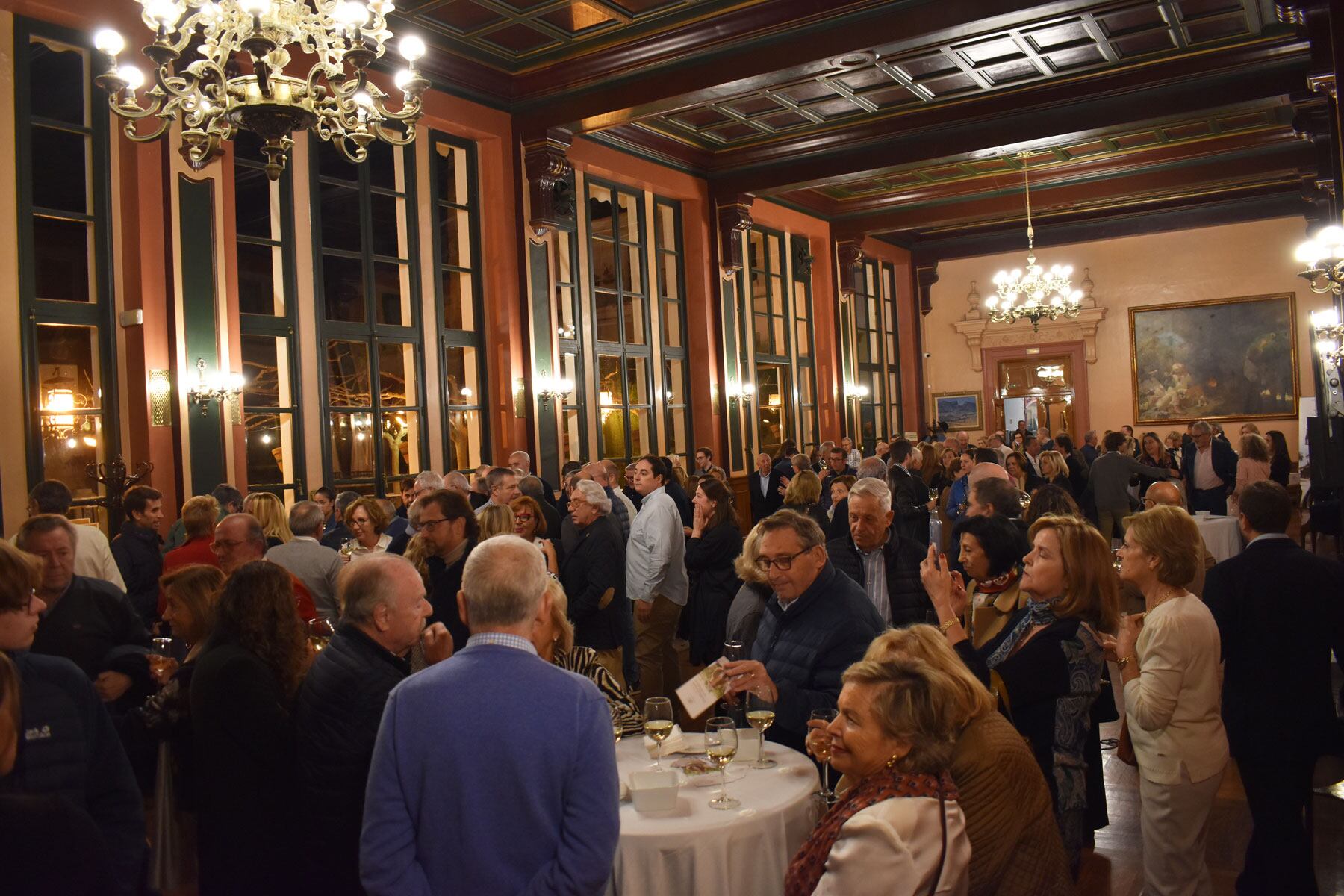 Imagen general del Salón Largo del Círculo Industrial de Alcoy repleto de público