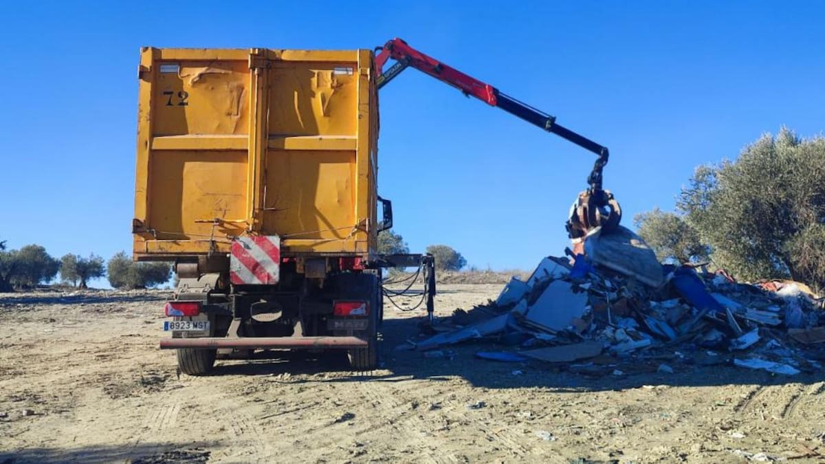 Fran Pérez, concejal de Ciudad de Pinto, habla sobre la retirada de residuos ilegales en el término municipal.