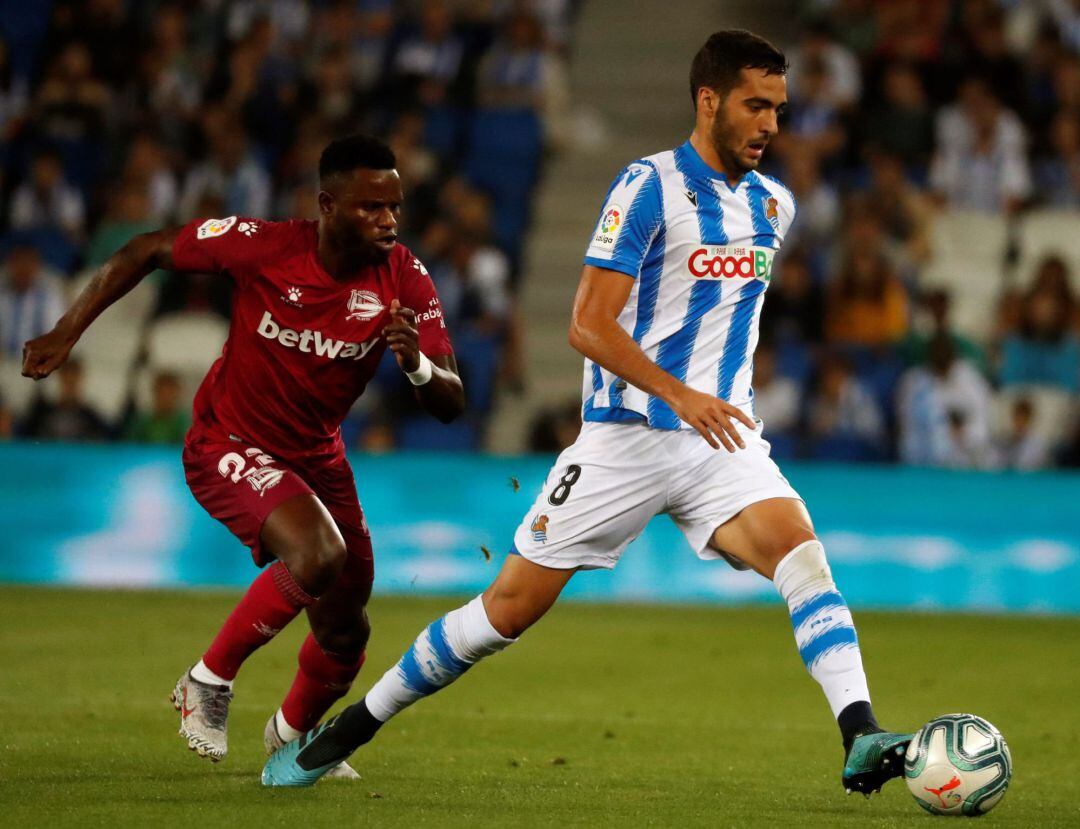 Merino controla un balón ante la presión de Wakaso