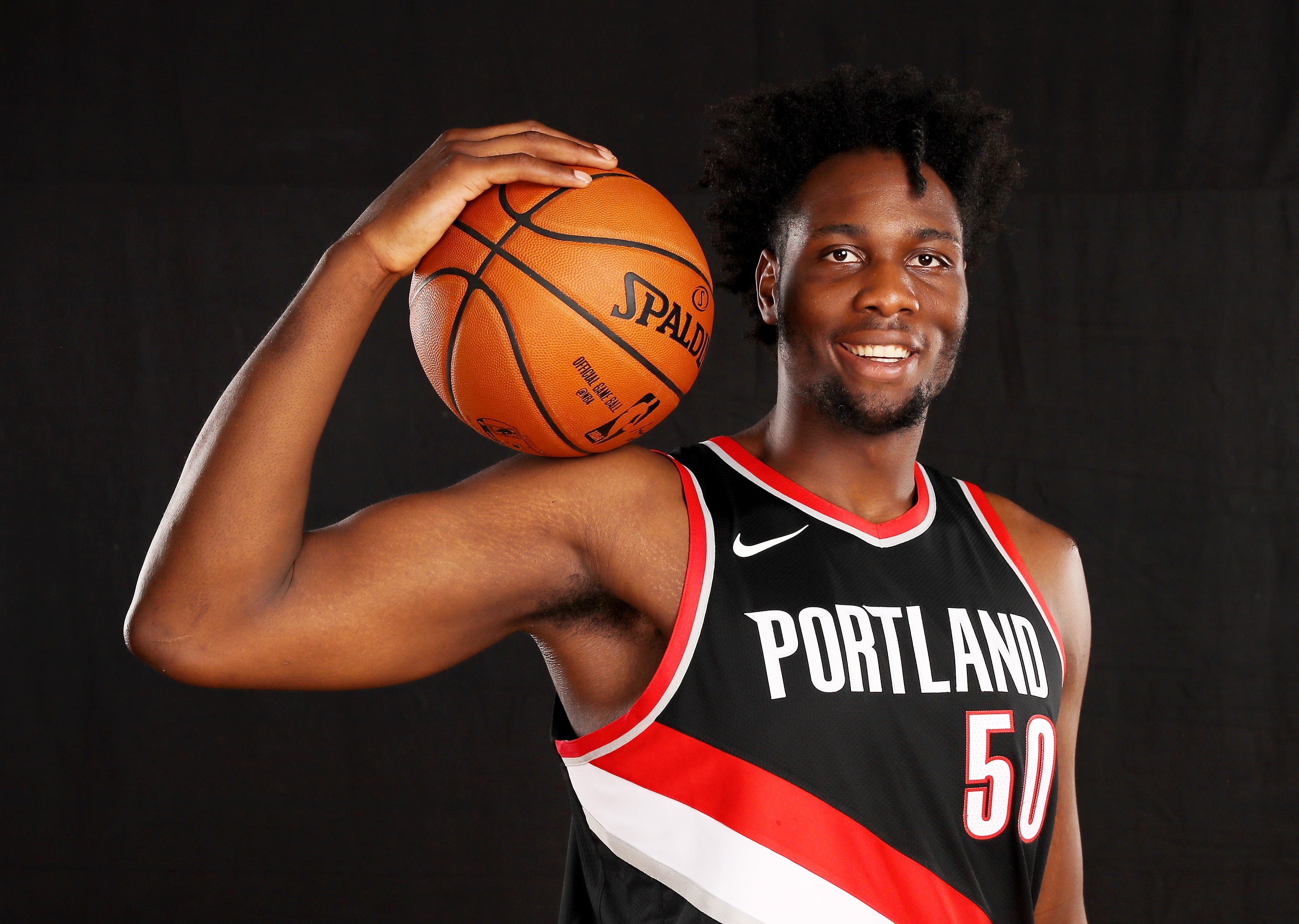 Caleb Swanigan posa con la camiseta de los Portland Trail Blazers.