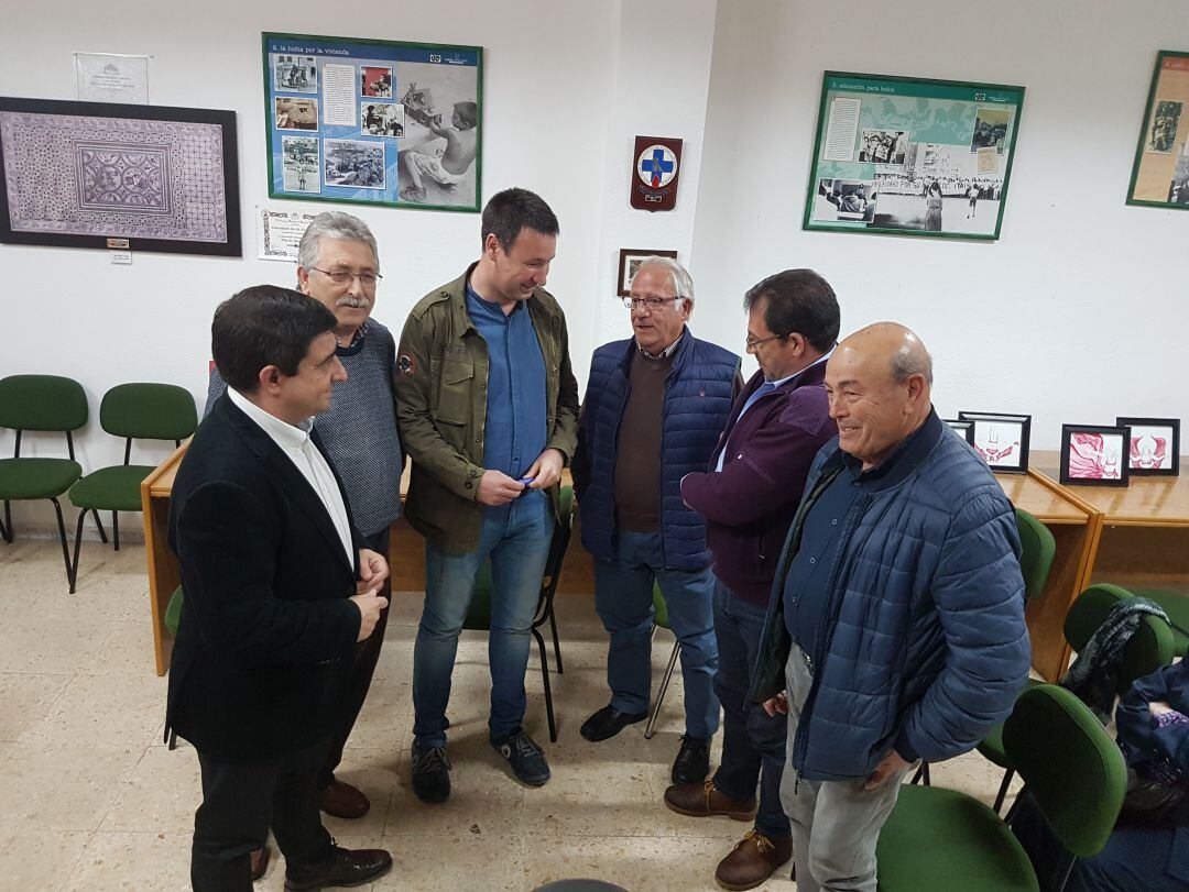 Francisco Reyes se reúne con colectivos vecinales de Linares