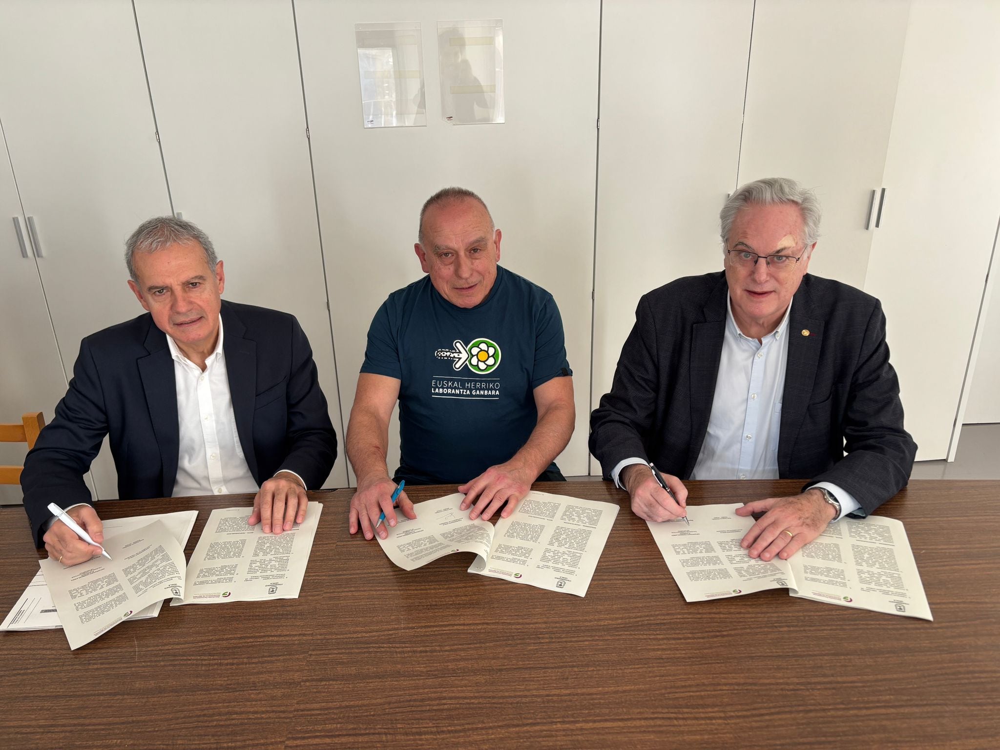 Jon Iñaki Betolaza, Iñaki Aizpuru y Miguel Ángel Gastelurrutia durante la firma del acuerdo en Itsasondo.
