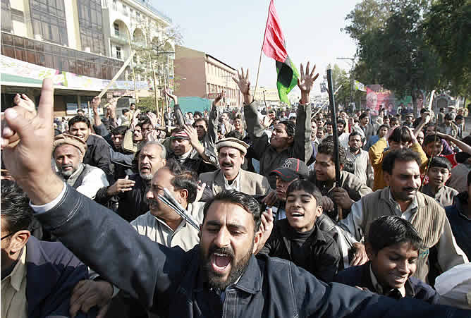 Seguidores de Bhutto realizan una manifestación en contra del Gobierno en Rawalpindi