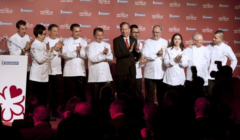 El presidente de Michelin, Michael Ellis, junto a los cocineros ganadores de &quot;Tres estrellas Michelín&quot;.