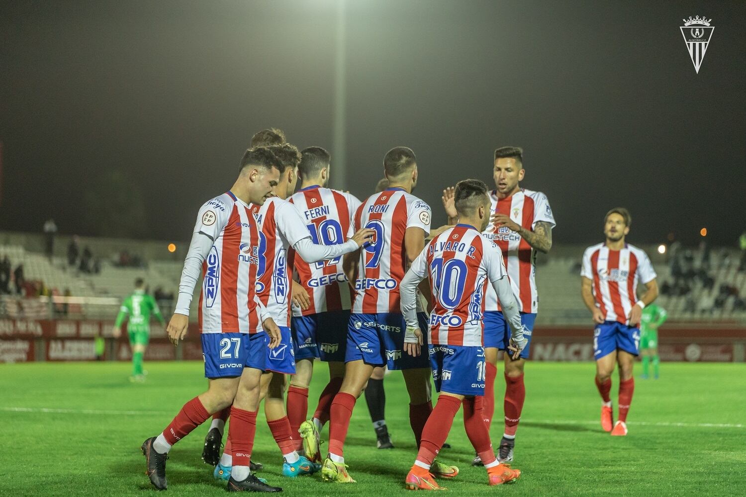 La plantilla celebra uno de los goles.