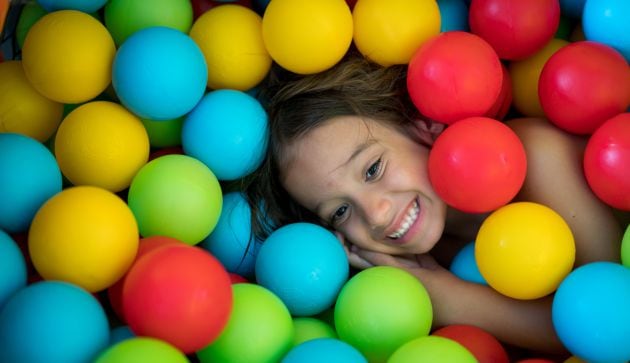 Una niña, sepultada por las bolas de un parque.