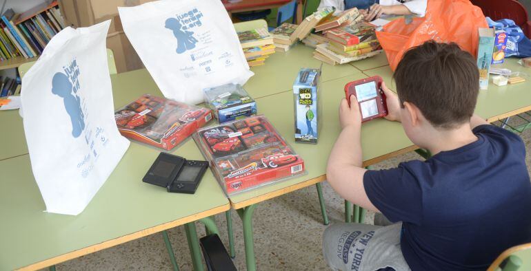 Uno de los menores ingresados con el material entregado por la fundación.