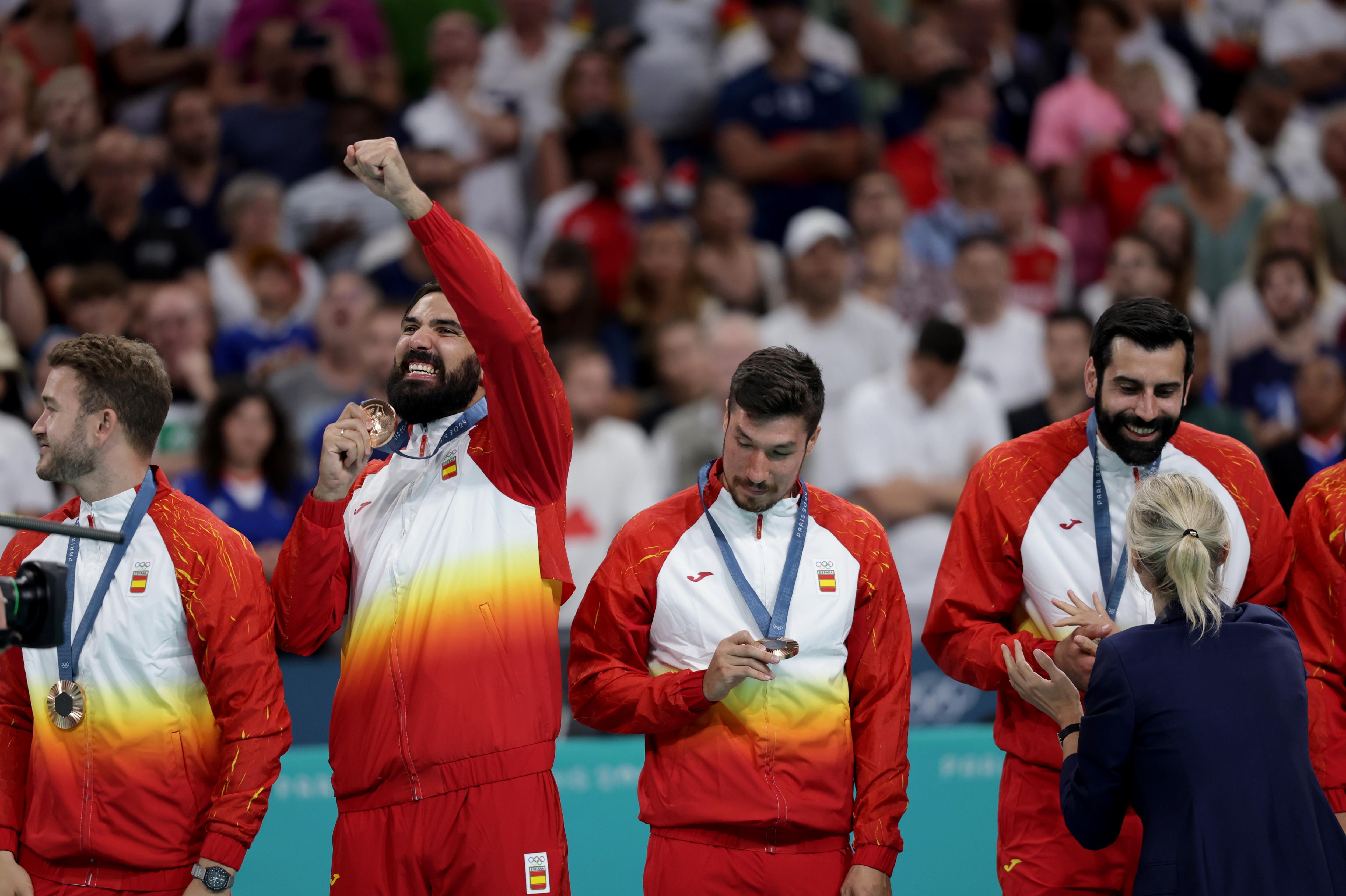 Villeneuve-d&#039;ascq (France), 11/08/2024.- Bronze medalists, players of Spain celebrate on the podium during the medal ceremony of the Handball competitions in the Paris 2024 Olympic Games, at the Pierre Mauroy Stadium in Villeneuve-d&#039;Ascq, France, 11, August, 2024. (Balonmano, Francia, España) EFE/EPA/ALEX PLAVEVSKI
