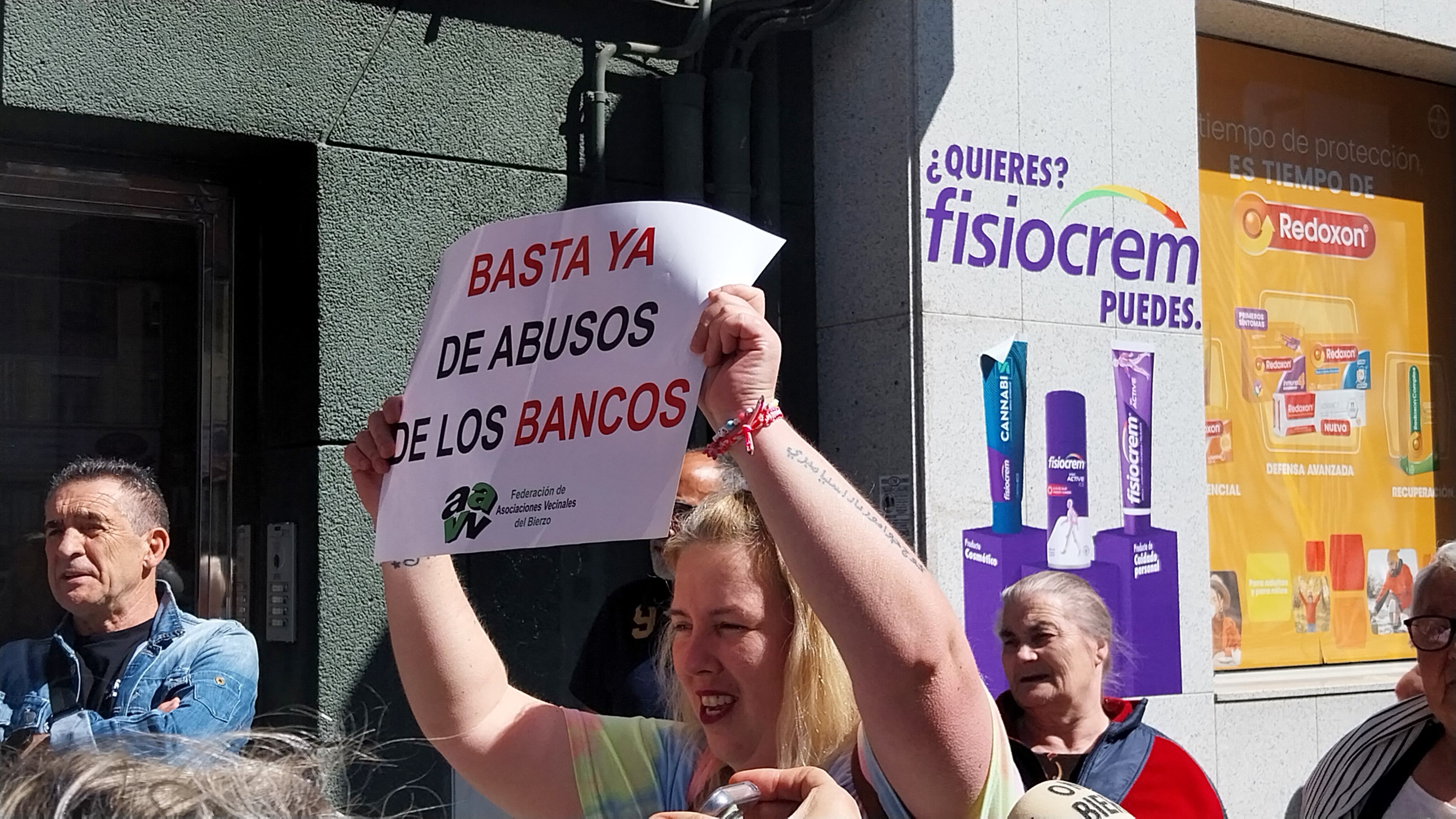 Manifestantes enfrente del banco Santander de Flores del Sil